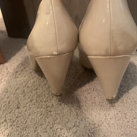 Neutral small heels - Picture 3 of 3